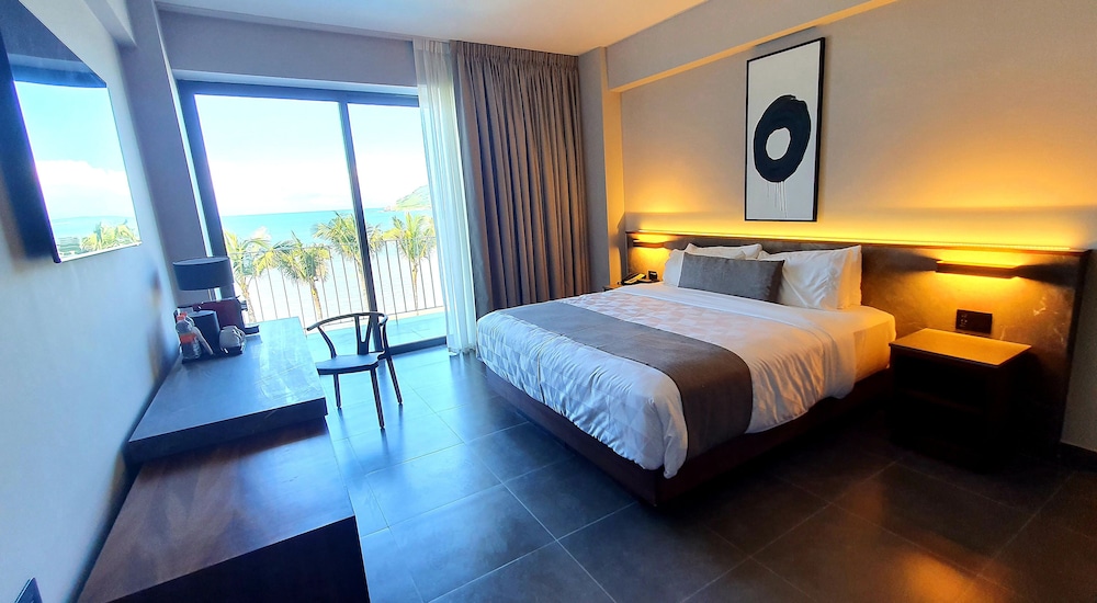 DELUXE, KING BED, OCEAN VIEW