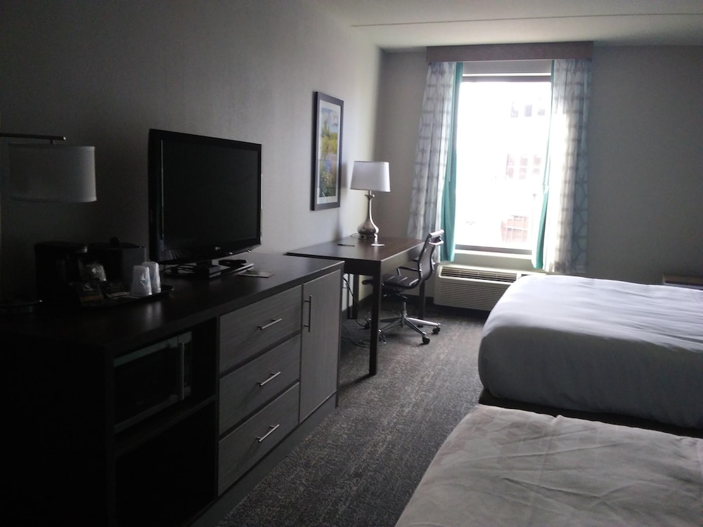 La Quinta Inn and Suites by Wyndham Jamestown 20/46