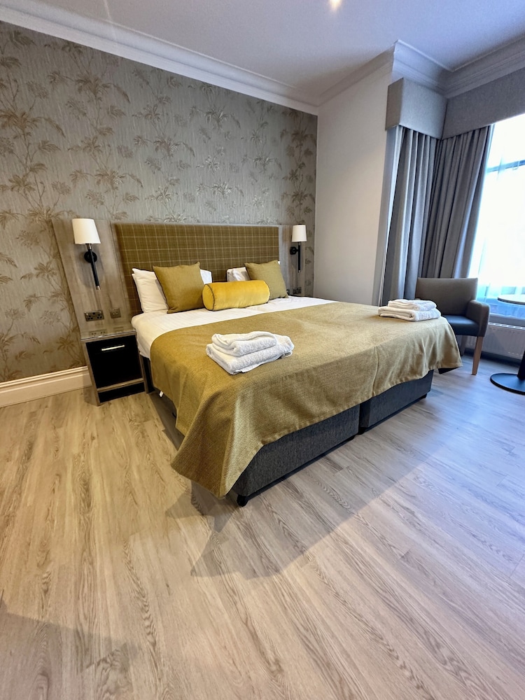 Senior, Queen Bed, Accessible
