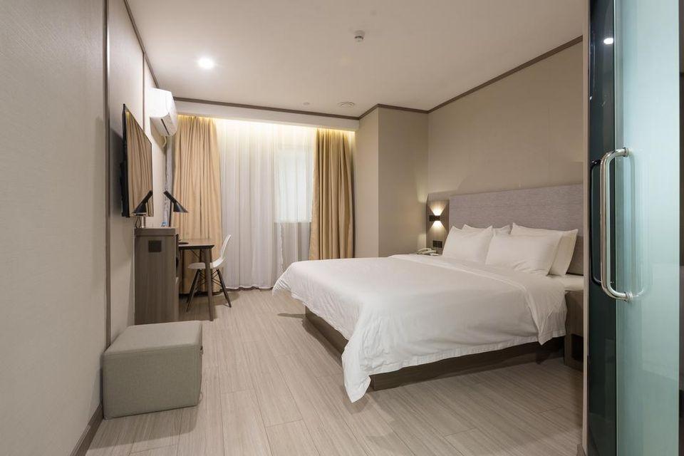 Hanting Hotel (Shenzhen Huaqiangbei Yannan Metro Station) 18/31