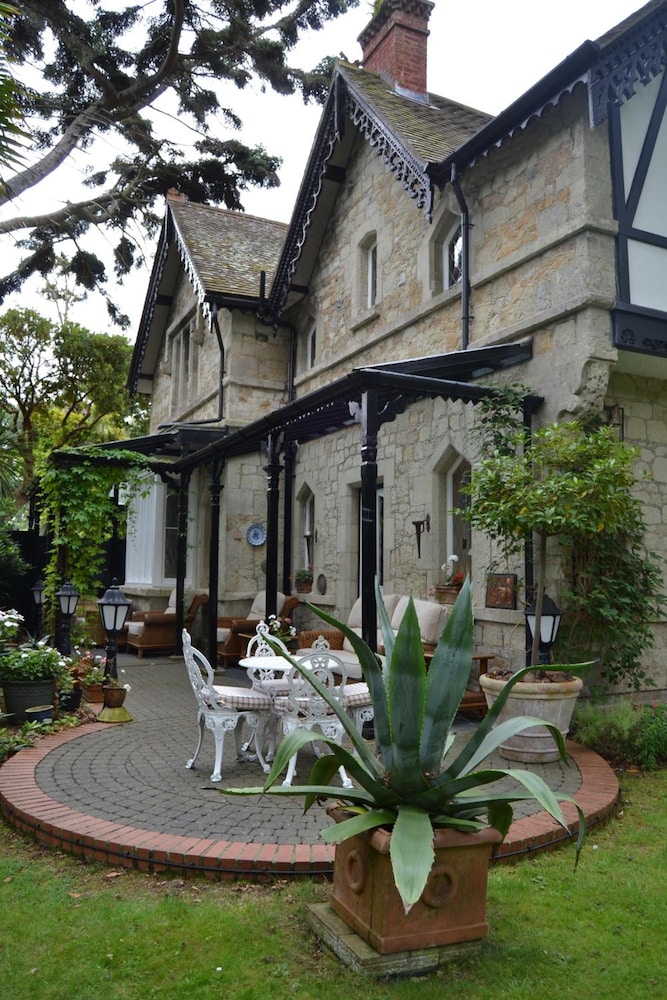 Rylstone Manor Hotel 46/50