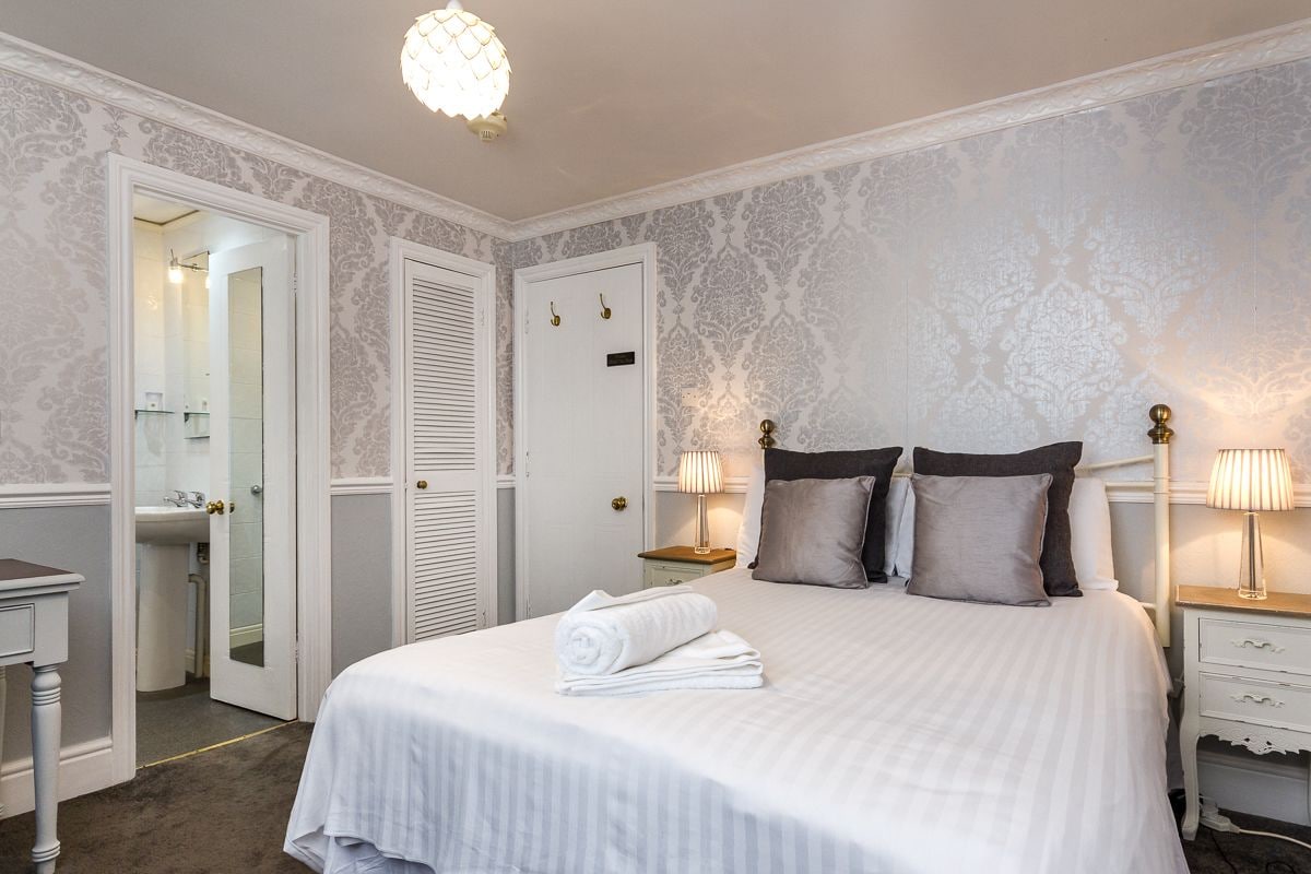 ROOM, DOUBLE BED