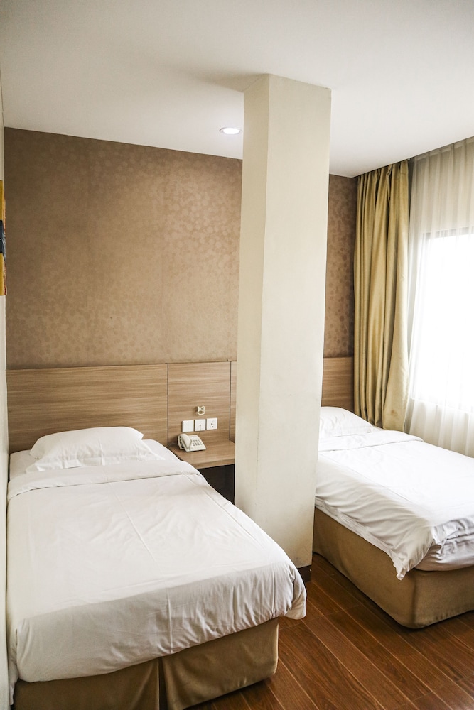 1 BEDROOM, STANDARD, TWIN BEDS