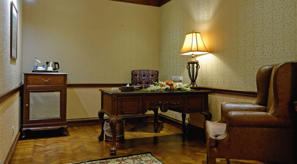 Faletti’s Hotel 11/68