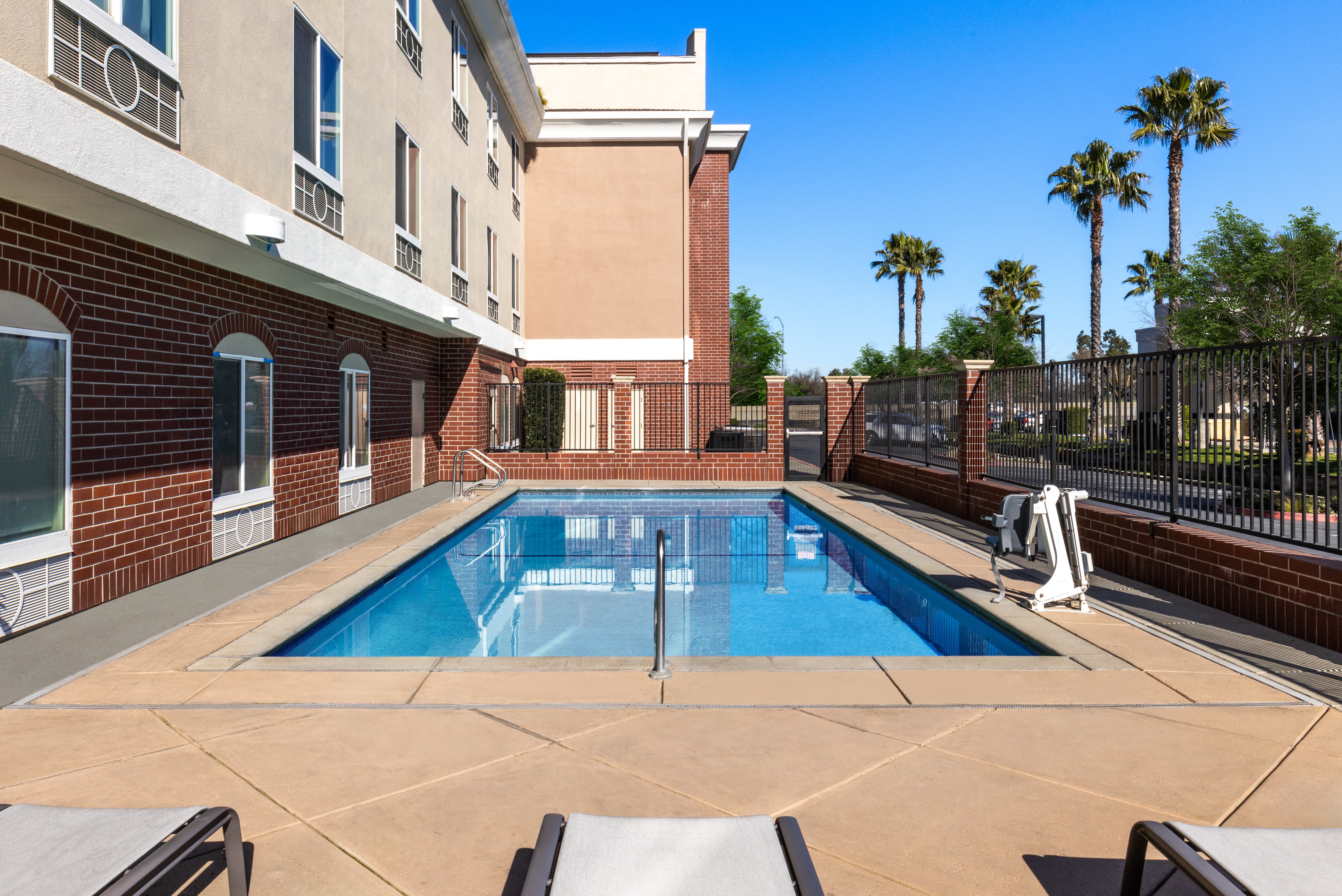 Holiday Inn Express Hotel Suites Sacramento Ne C 38/75