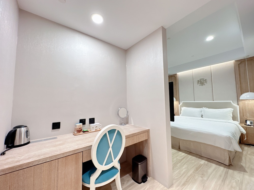 Hua Hotel 67/67
