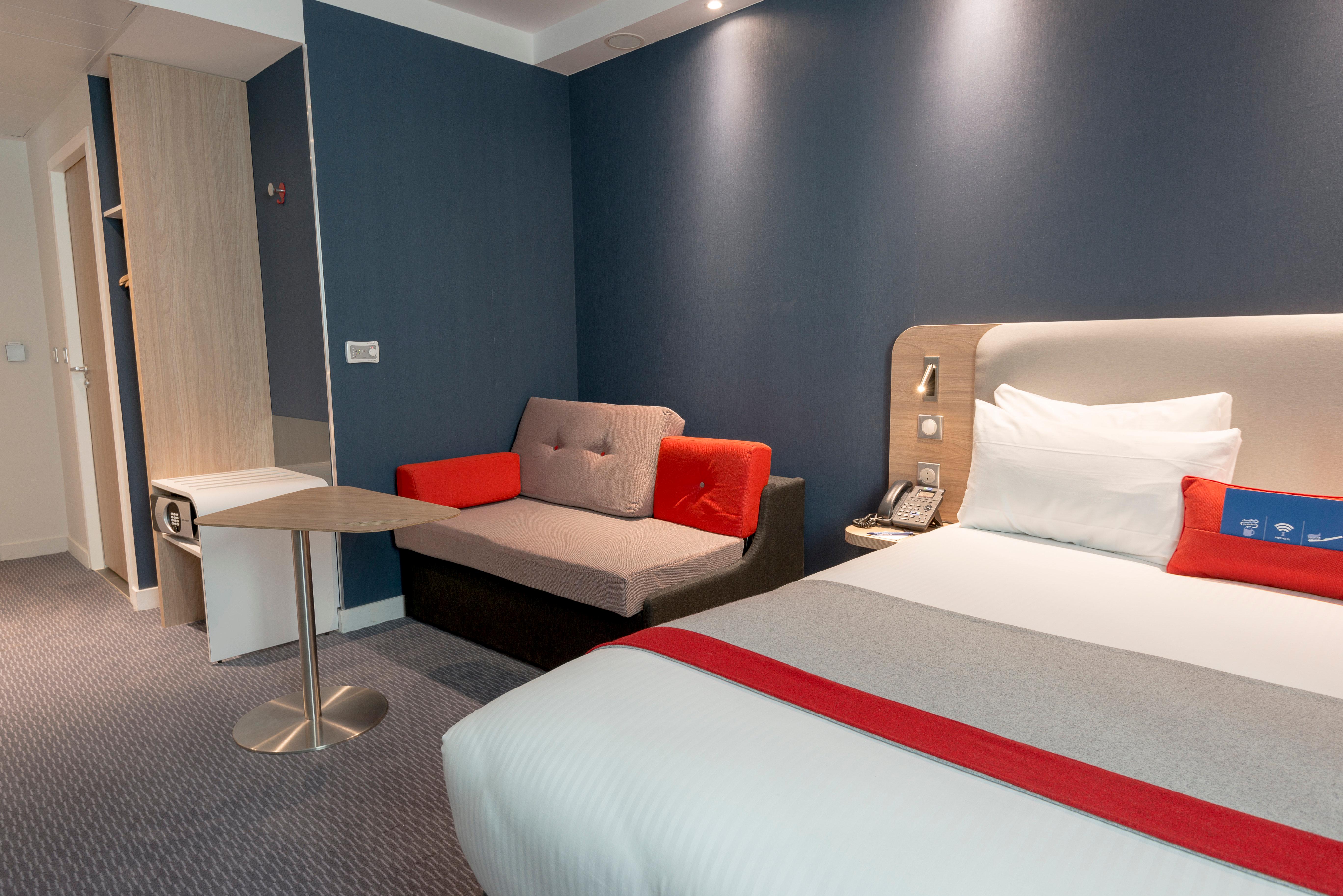 Xtra Space, Standard, Double Bed, Top Floor، Holiday Inn Express Paris Velizy 2/4