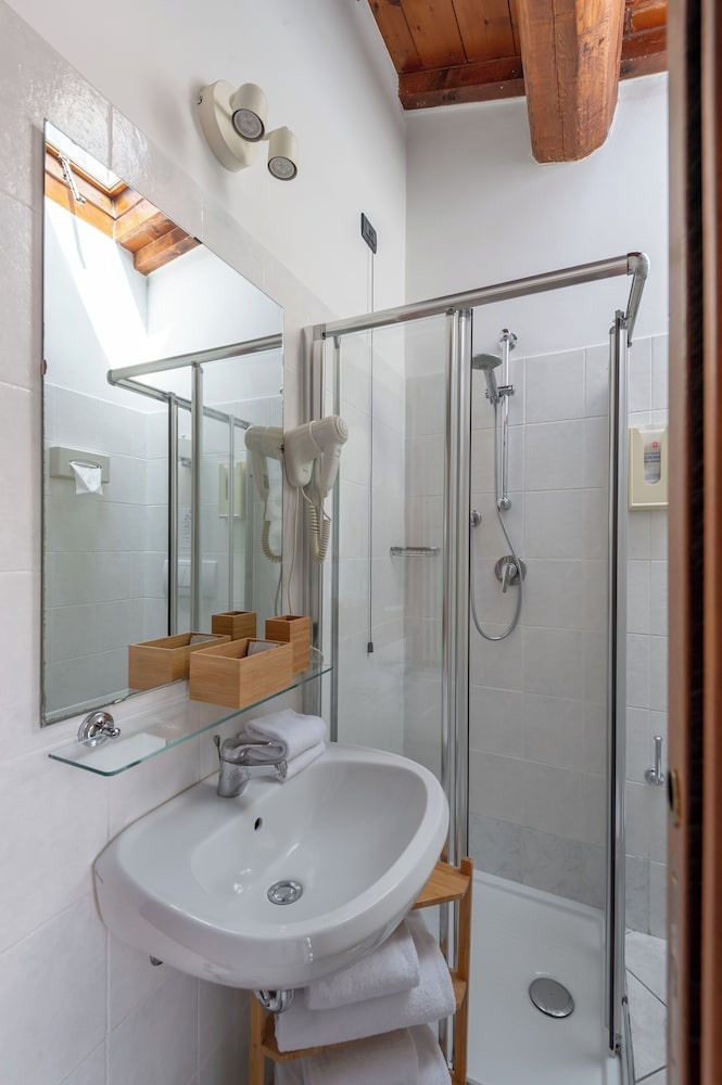 غرفة ثلاثية بسرير مزدوج وسرير فردي بغرفة نوم واحدة، ABC Comfort Hotel Mantua City Centre 6/6