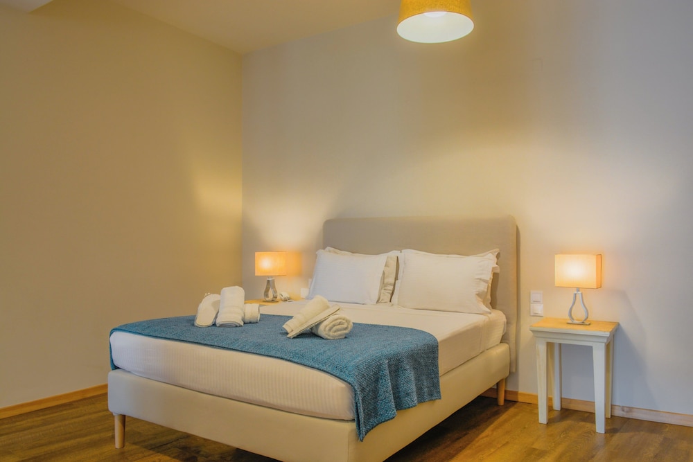 Deluxe, Suite, 2 Double Beds, Street View, Sofa, Ground Floor