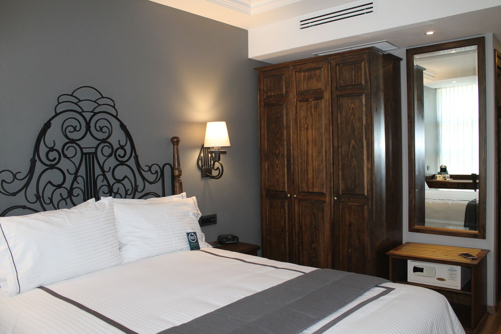STANDARD, QUEEN BED