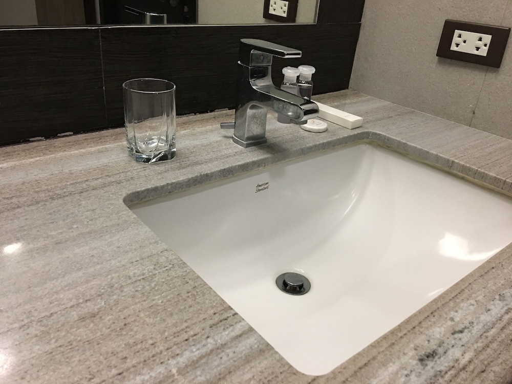 Sunny Bay Suites 33/33