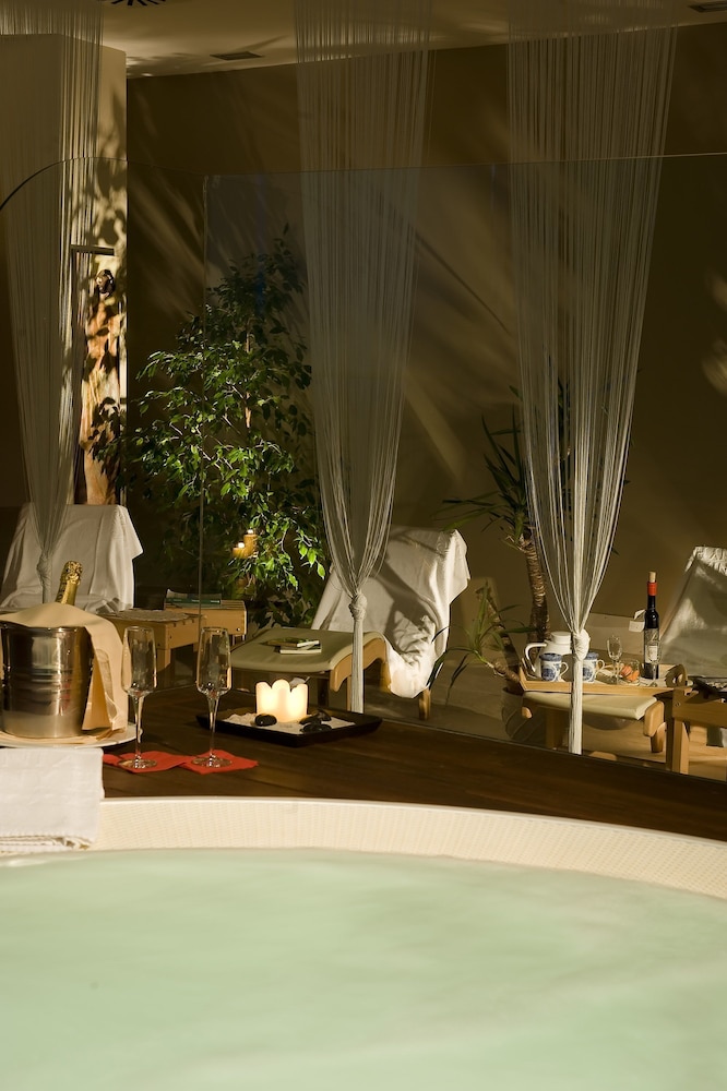 Saturnia Tuscany Hotel 68/70