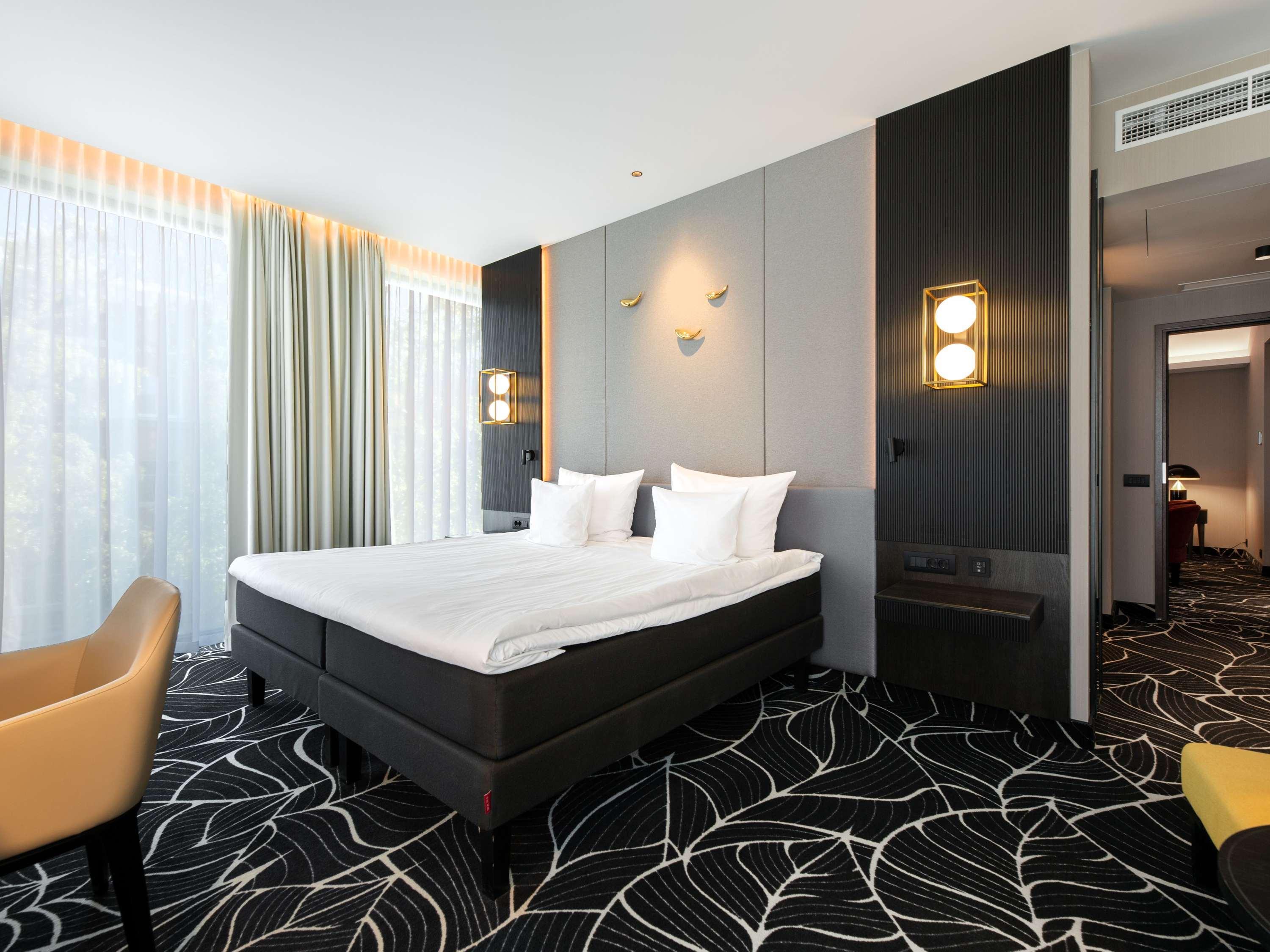 Executive, Suite