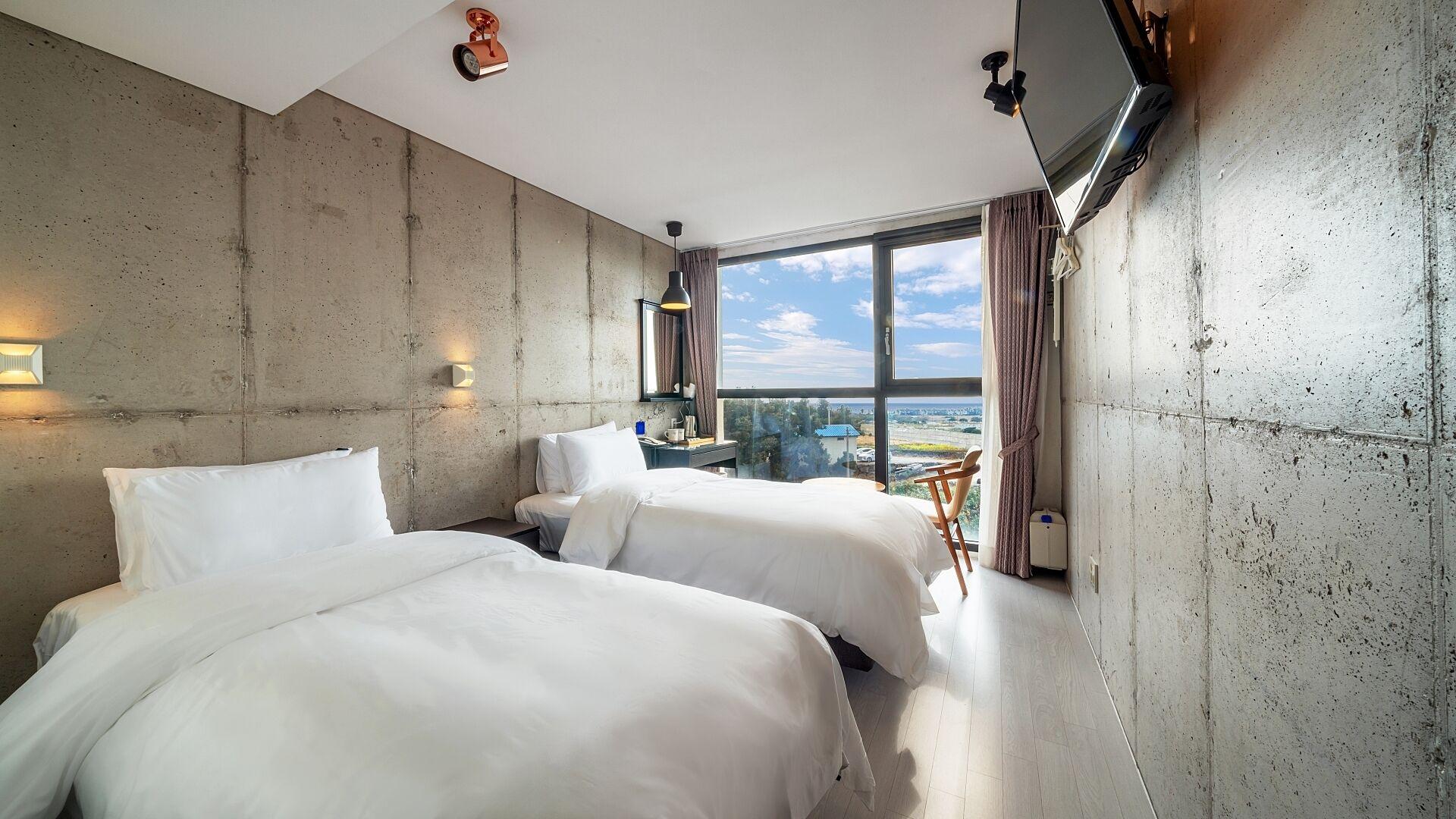 ROOM, TWIN BEDS, PARTIAL OCEAN VIEW