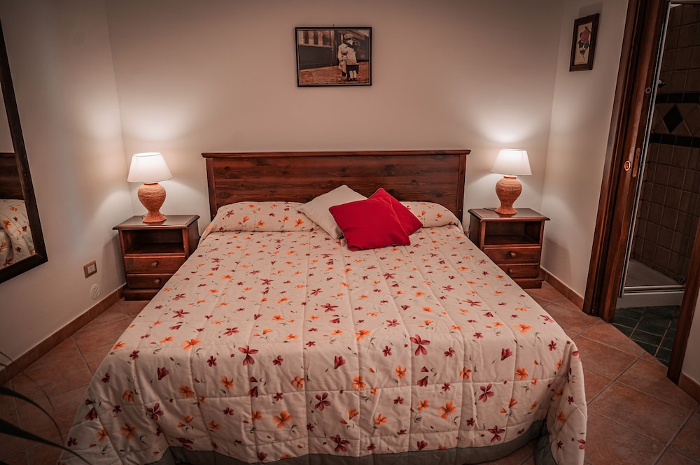 Studio, Queen Bed, Kitchen