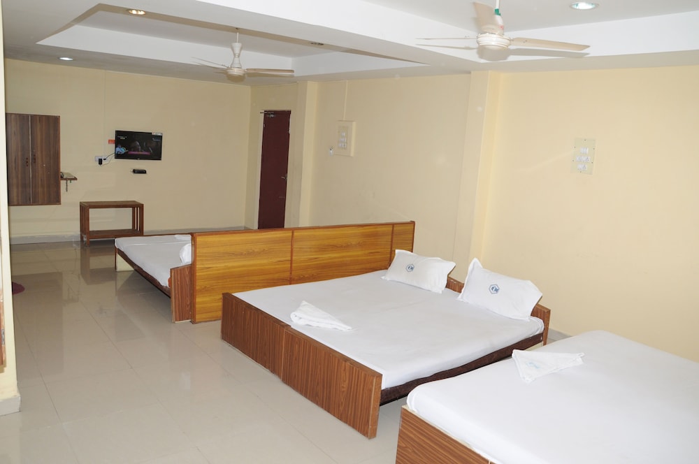 ROOM, 6 BEDS