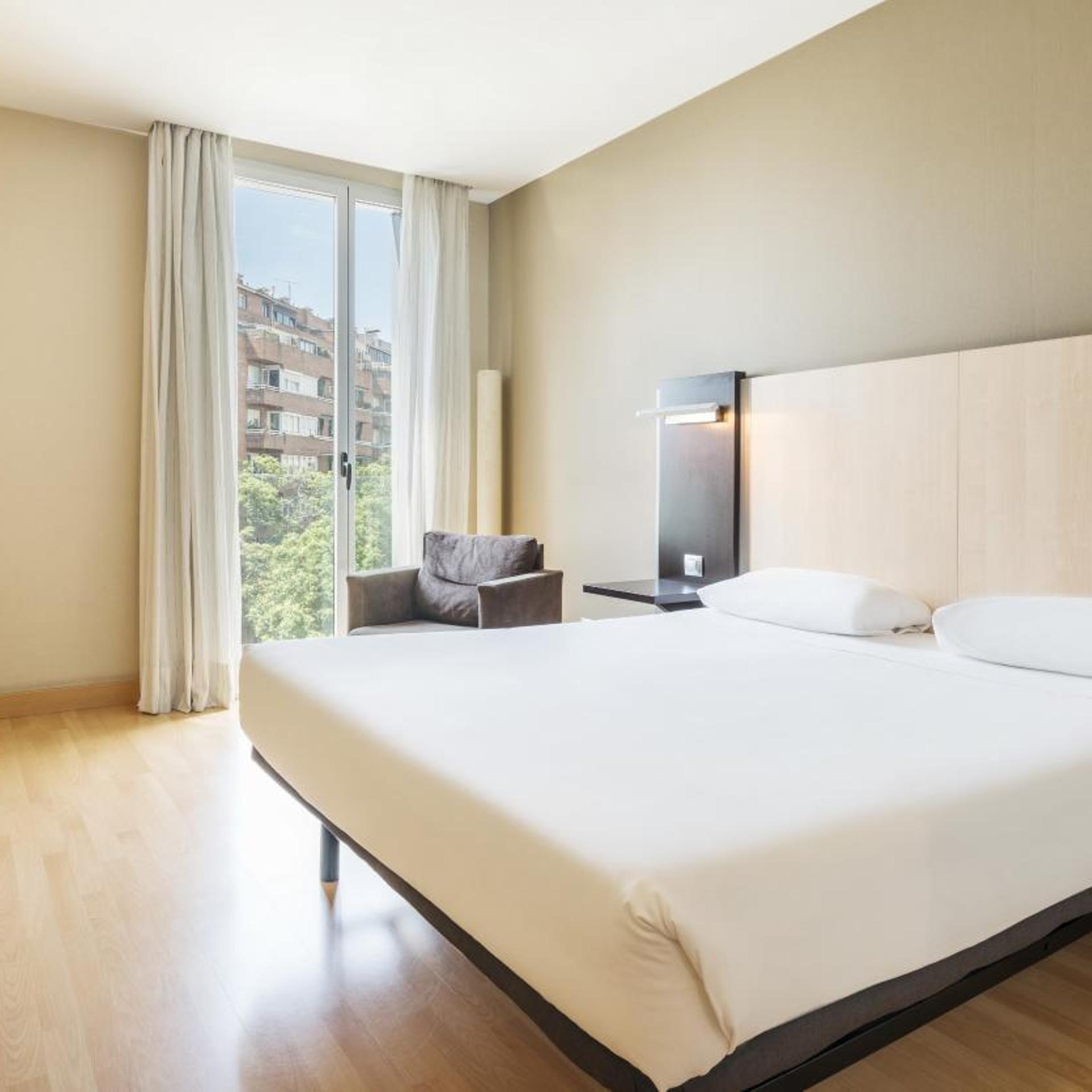 ROOM, DOUBLE OR TWIN BED