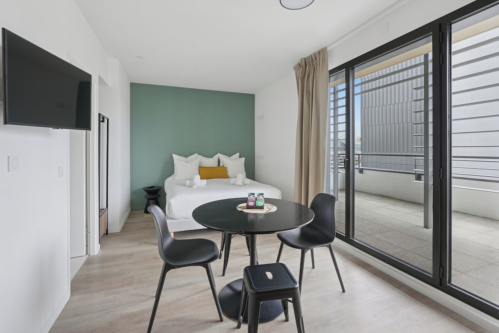 استوديو غراند كومفورت بسرير كوين وسريرين منفصلين بشرفة مع أريكة، All Suites Appart Hotel Paris Ouest Colombes 2/3