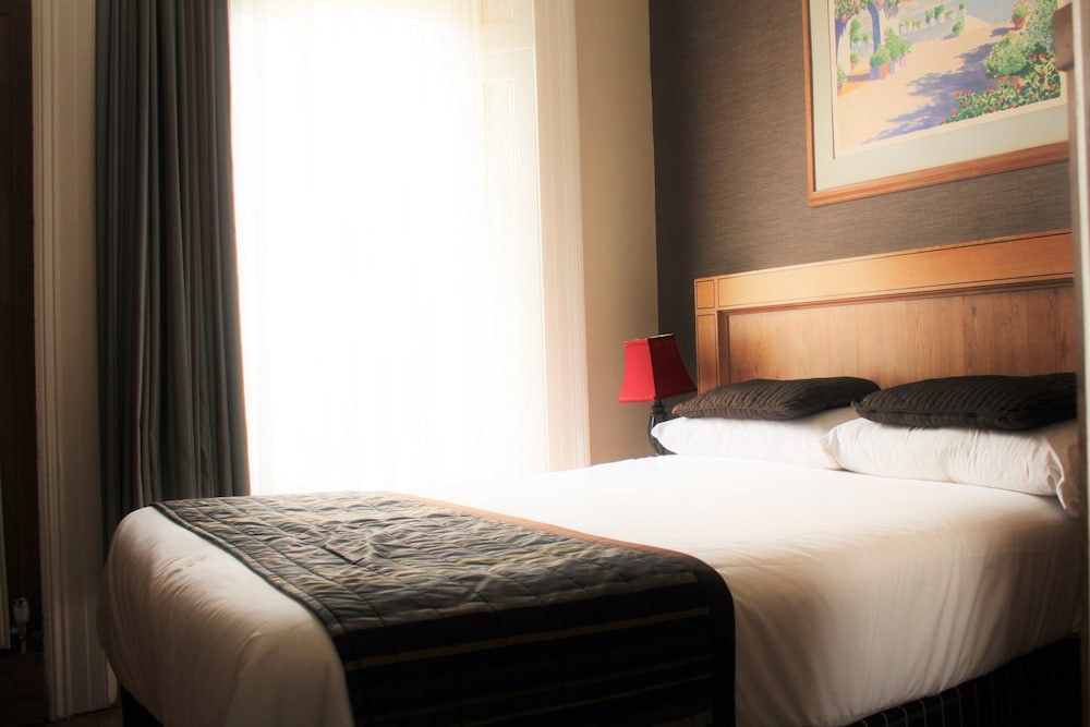 Huttons Hotel, Victoria London 32/63