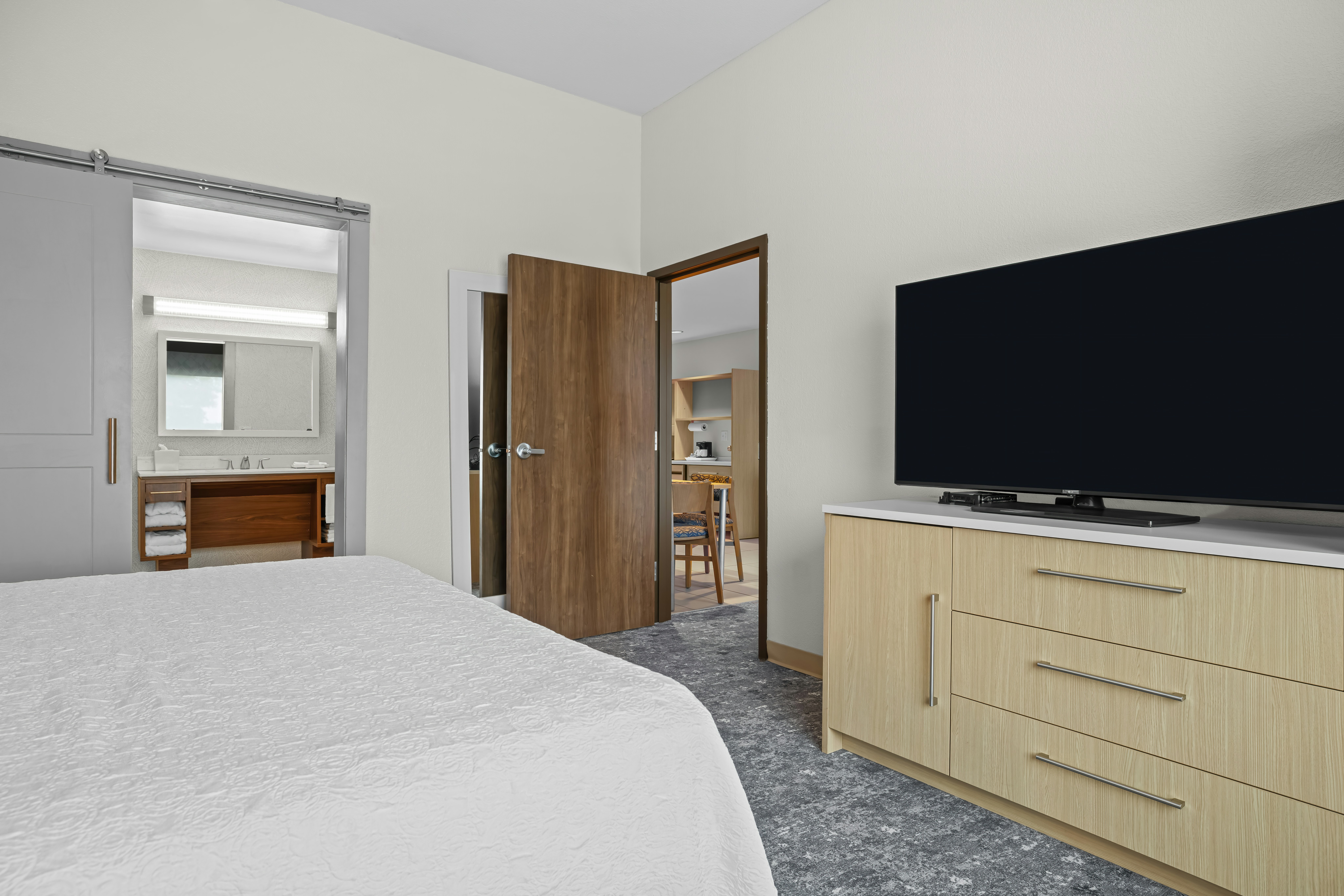 SUITE, KING BED, ACCESSIBLE