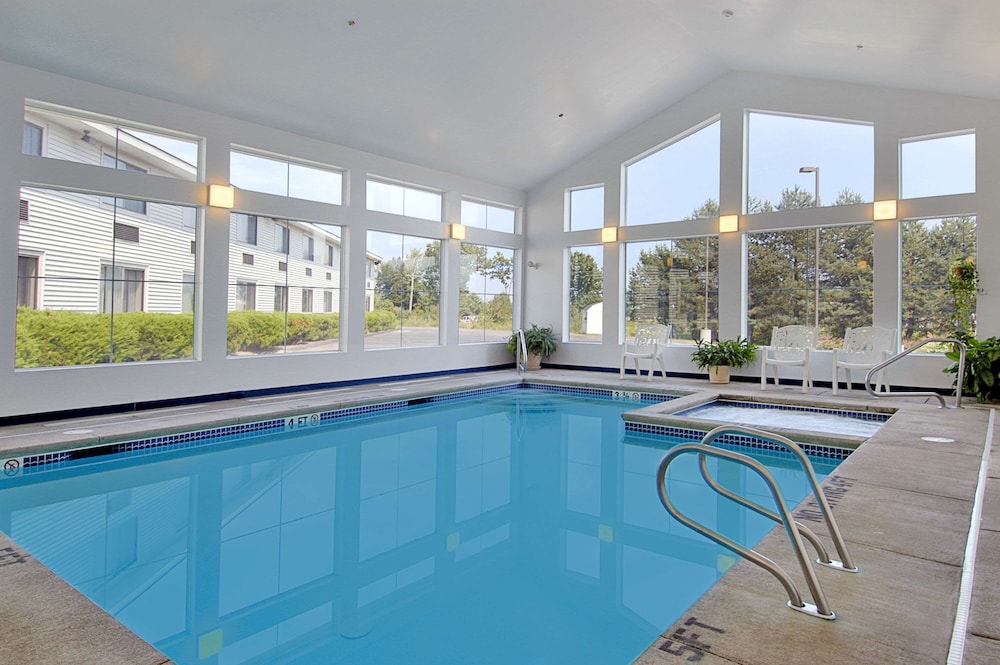 Super 8 by Wyndham Portland ME 17/23