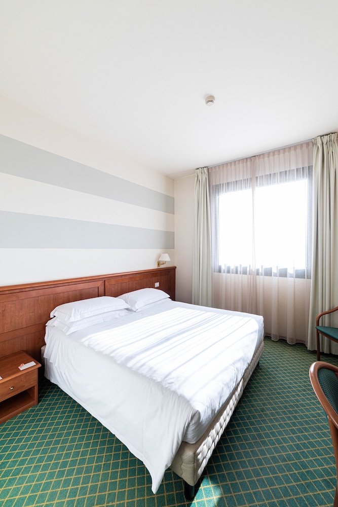 City, Compact, Queen Bed