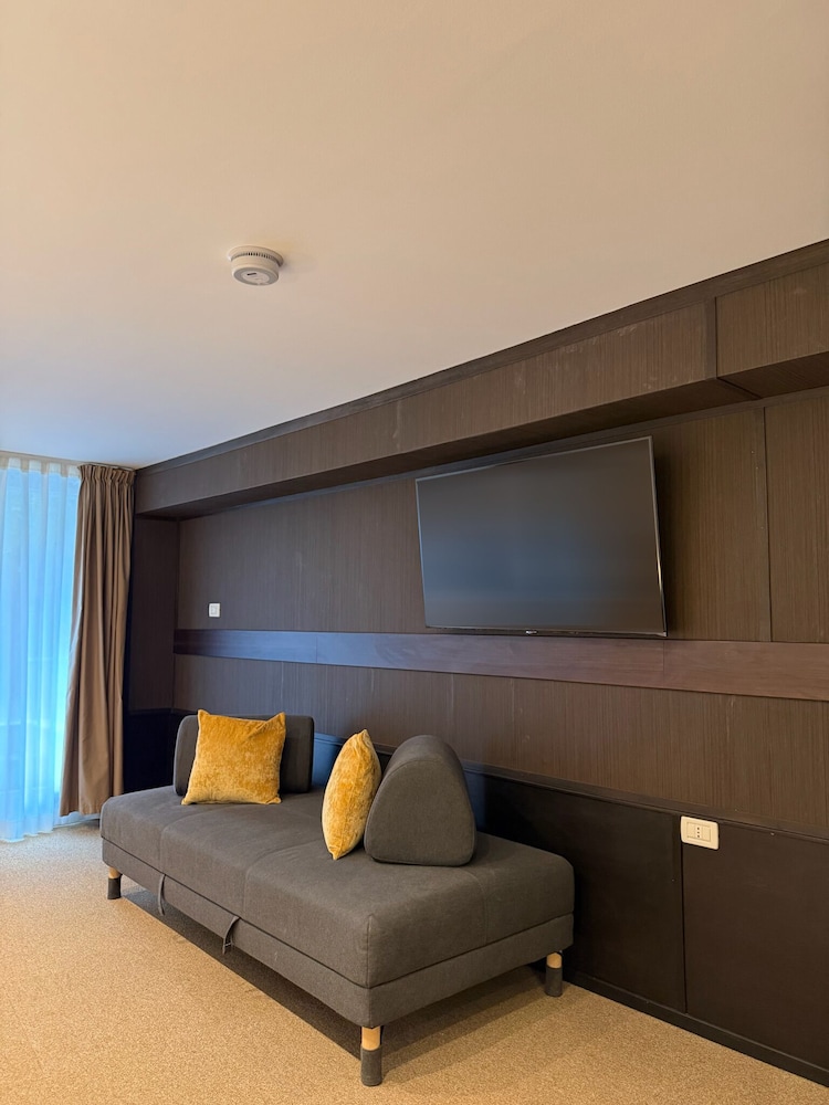 JUNIOR SUITE, DELUXE, QUEEN BED, SOFA, PRIVATE GARDEN, GARDEN AREA