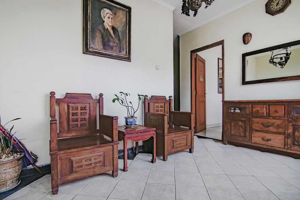 OYO 90094 Gayatri Residence 18/30