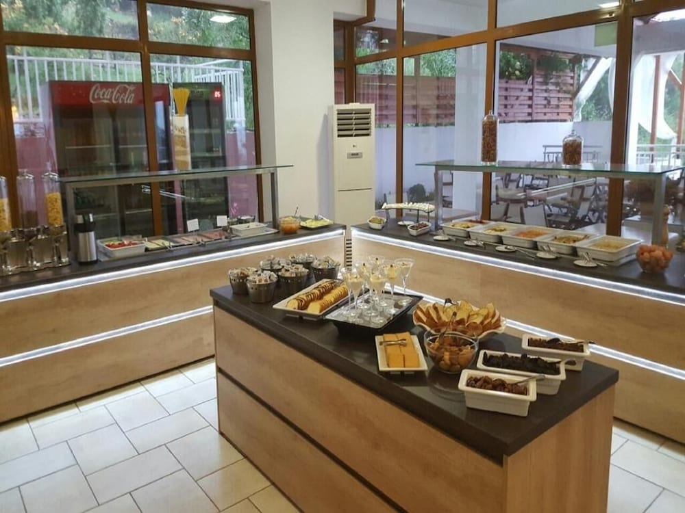 Maranton Beach Hotel 48/55