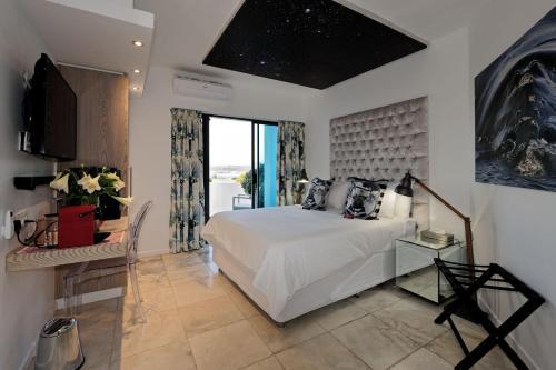 Superior, King Bed, Pool Deck