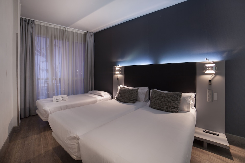 ROOM, TRIPLE