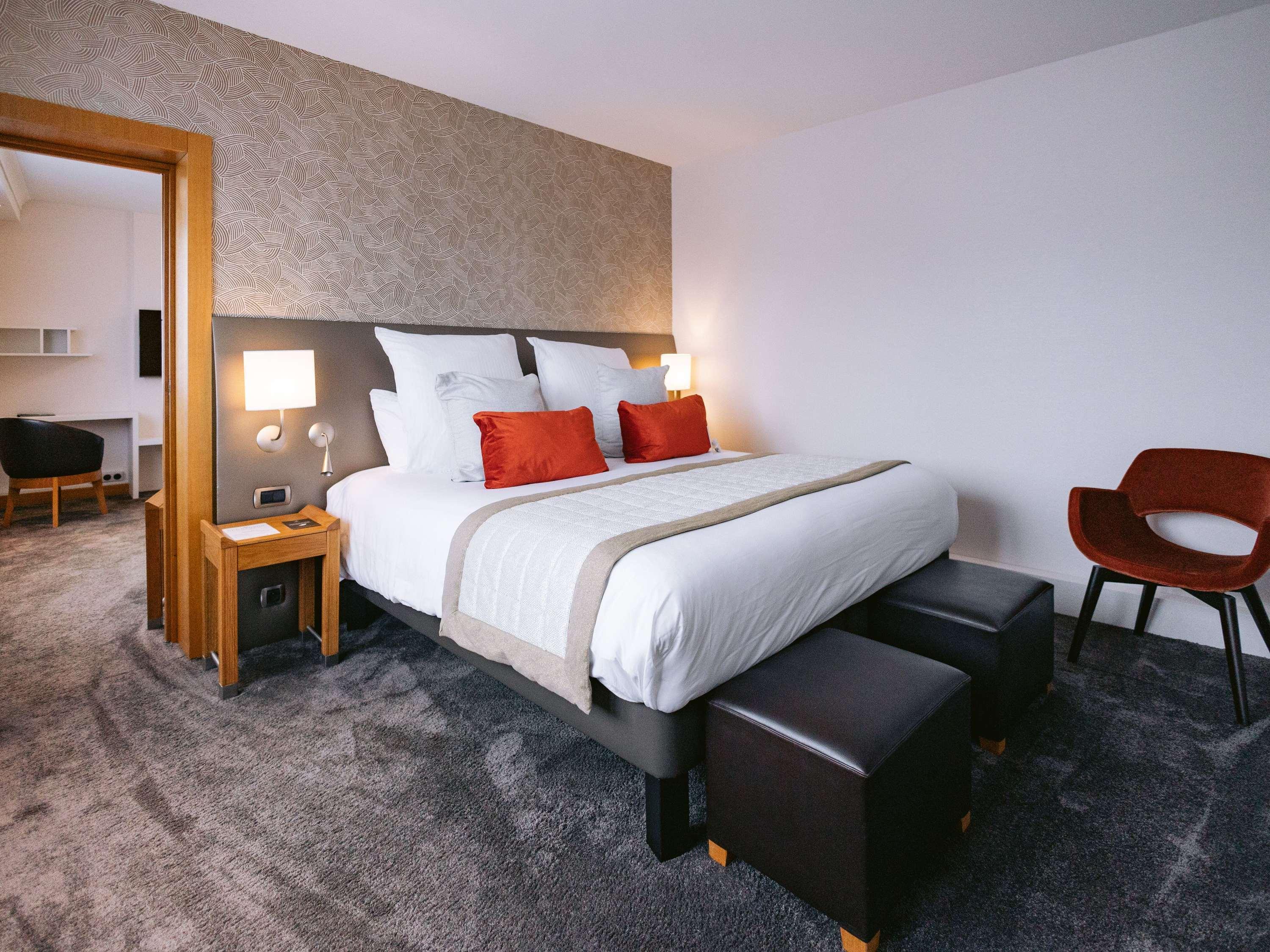 Family Suite, King Bed, City View, Sofa, Living Area