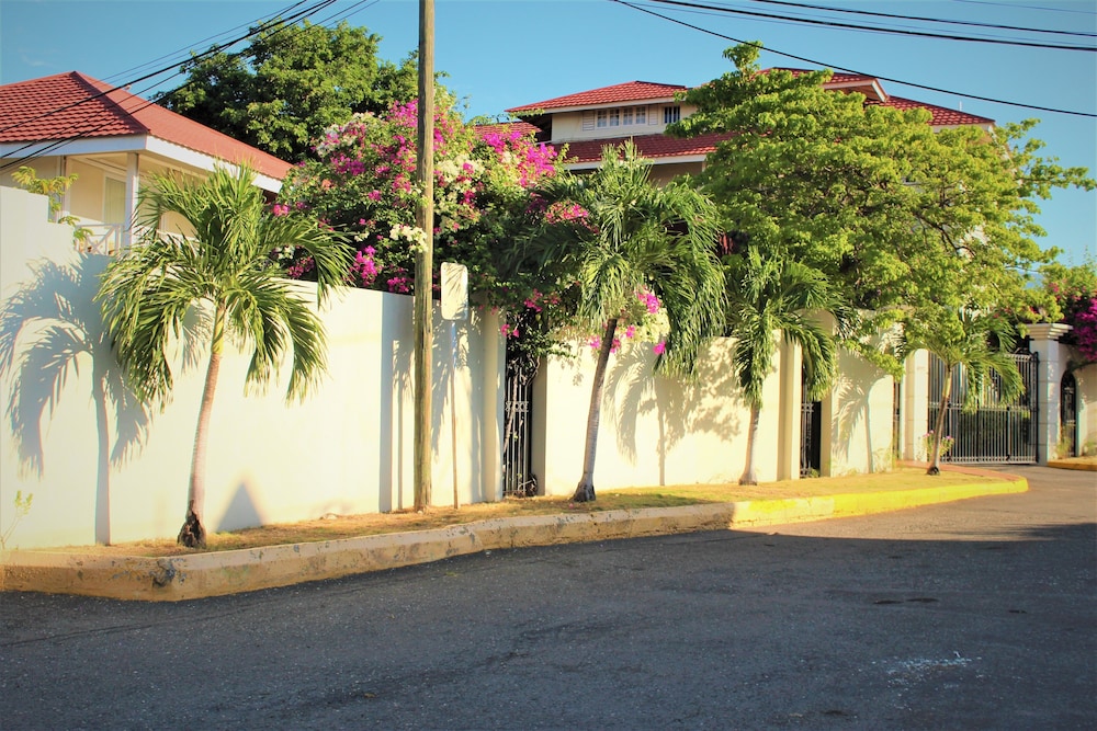 Altamont Court Hotel 62/73