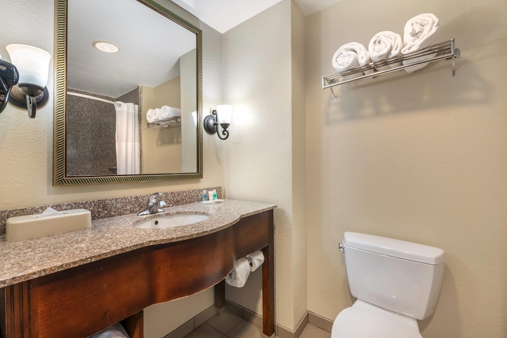 جناح بسريرين كوين بغرفة نوم واحدة مع أريكة لذوي الإعاقة، Comfort Suites Ocala - North 6/10