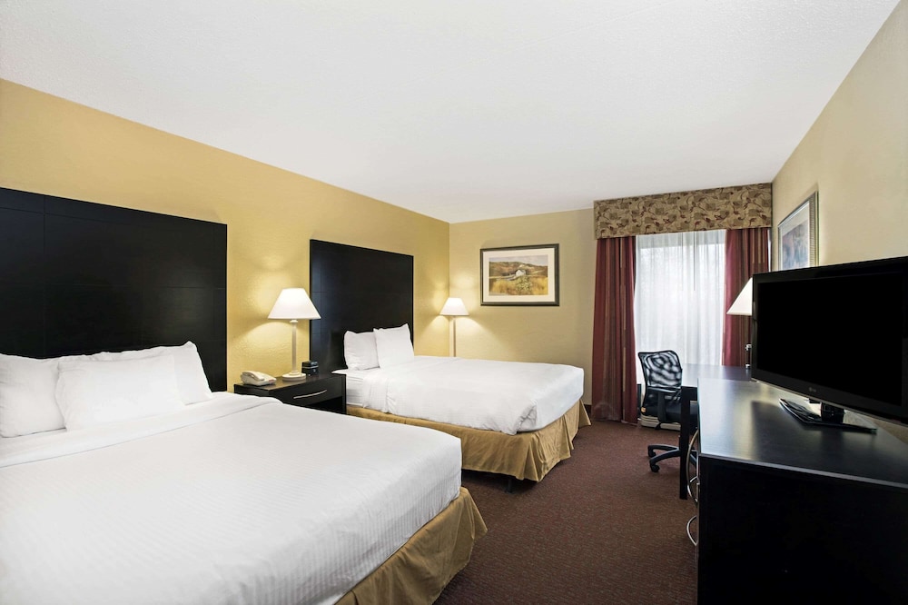 La Quinta Inn Suites Salina 17/57