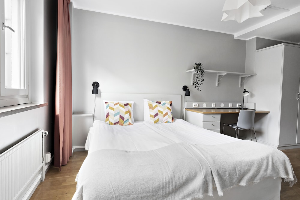 STUDIO, QUEEN BED