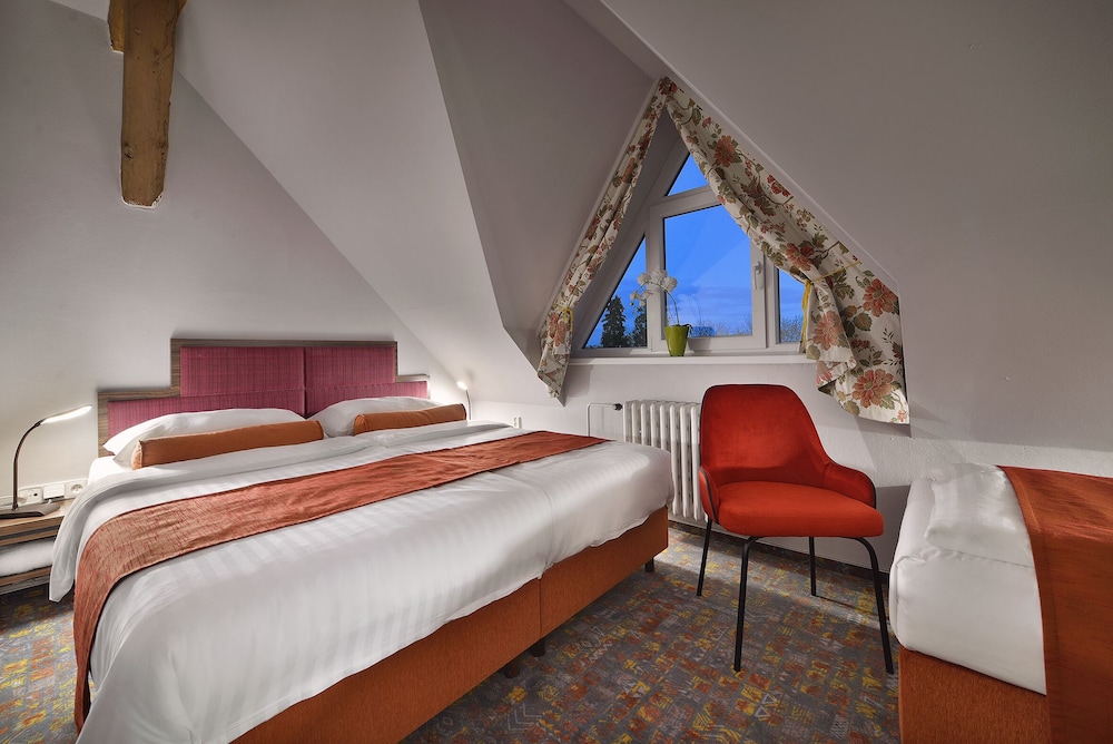 MAXIMILIAN LIFESTYLE RESORT 5/50