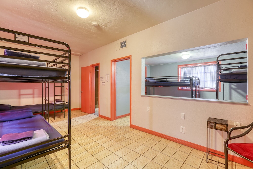 Sin City Hostel 8/50