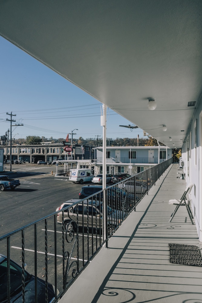La Hacienda Motel 60/65