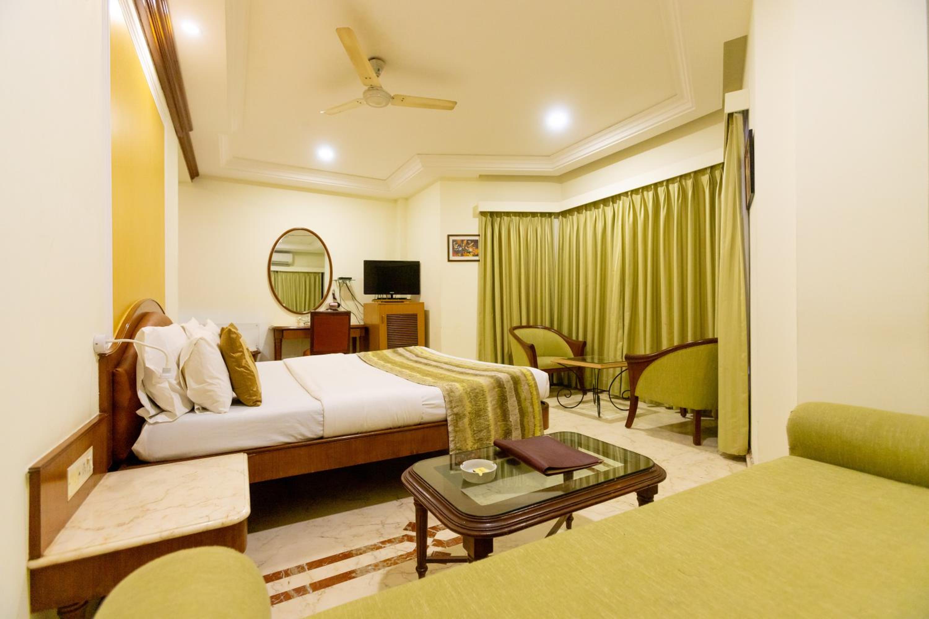 DELUXE, KING BED