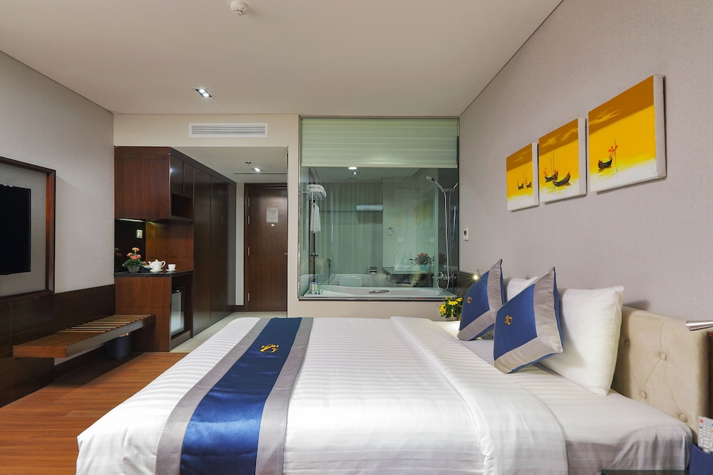 ROOM, CITY VIEW