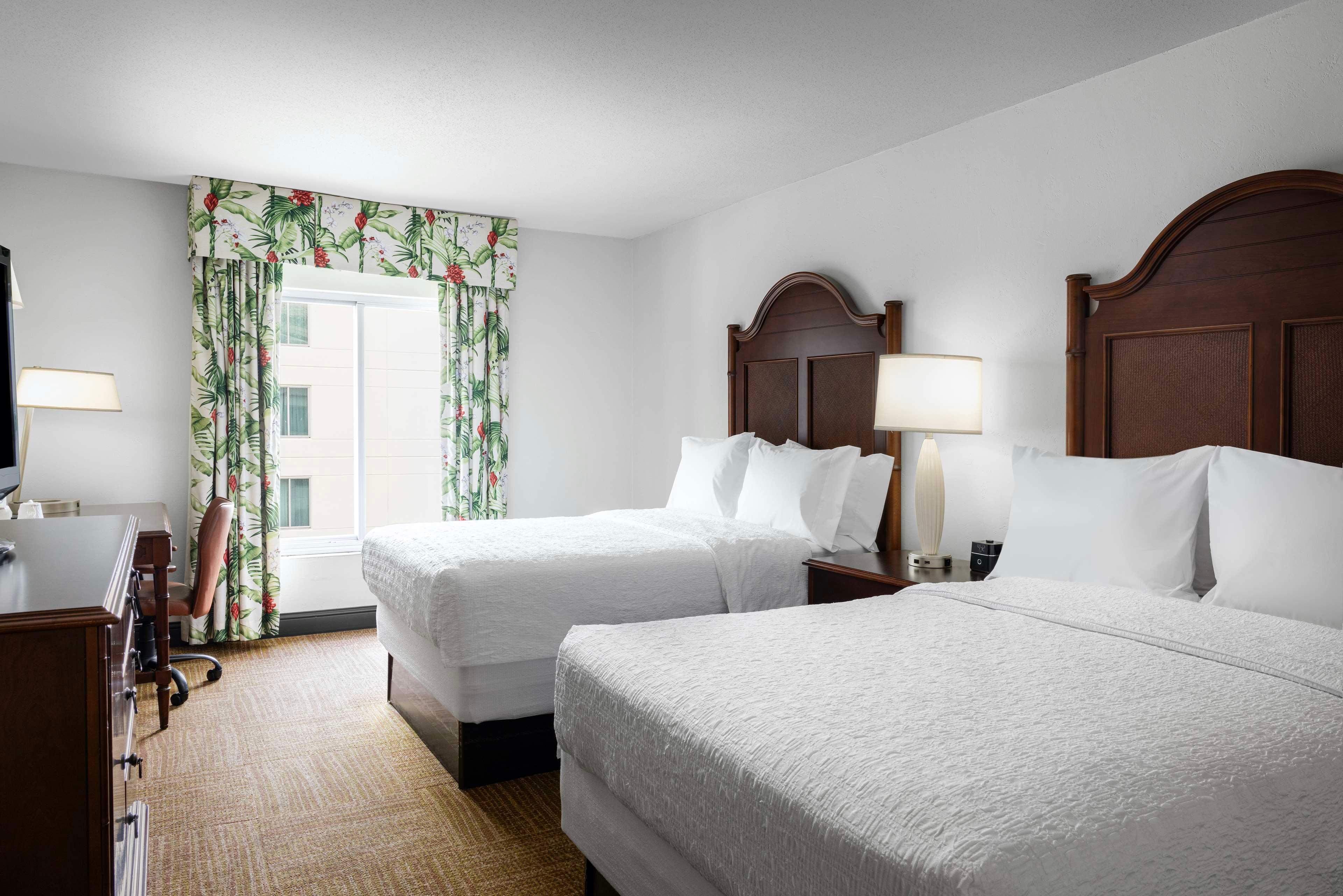 DELUXE, 2 DOUBLE BEDS, POOL VIEW