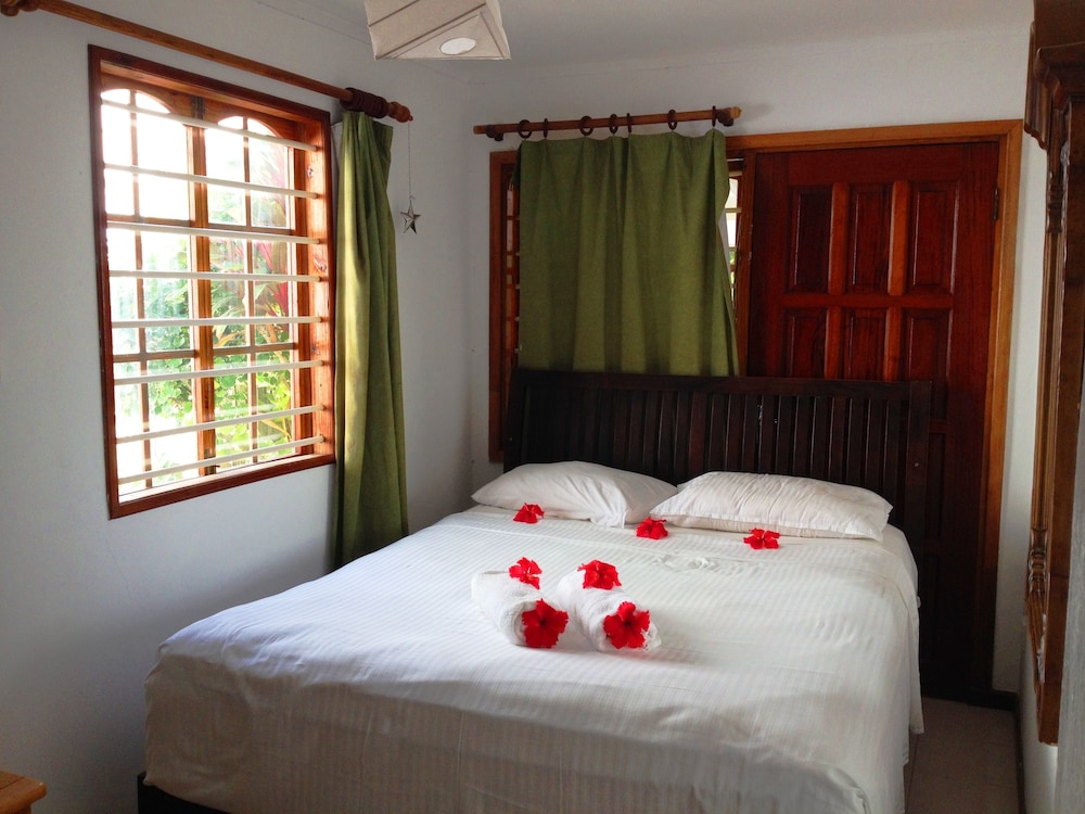 Beau Vallon Bungalows 17/50