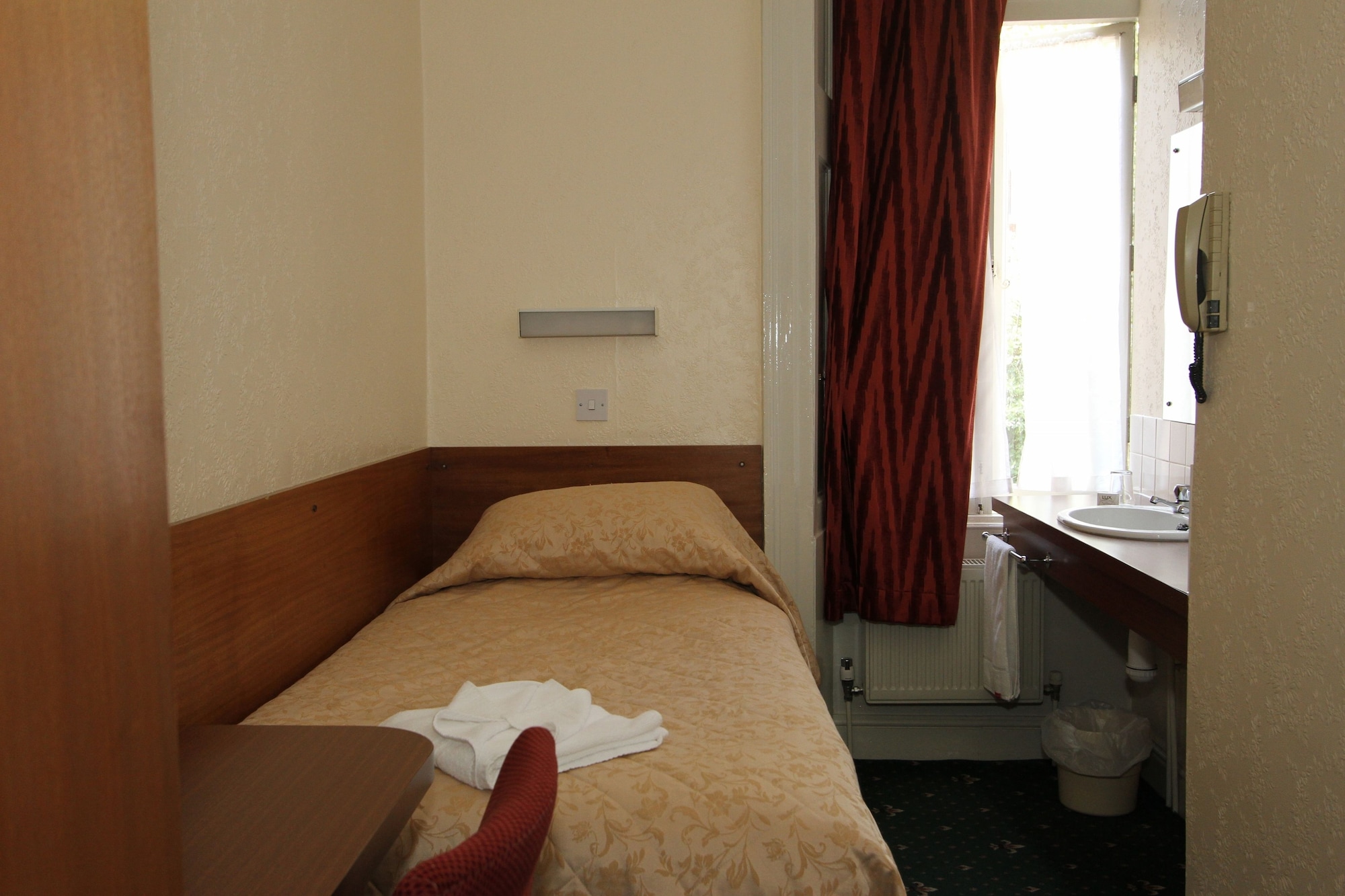 ROOM, SINGLE, SHARED BATHROOM