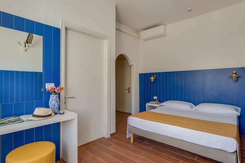 Hotel Torre Dei Borboni 29/72