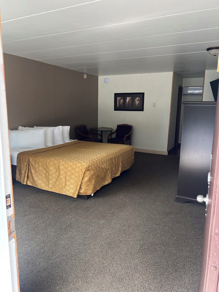Amber s Inn & Suites 19/71