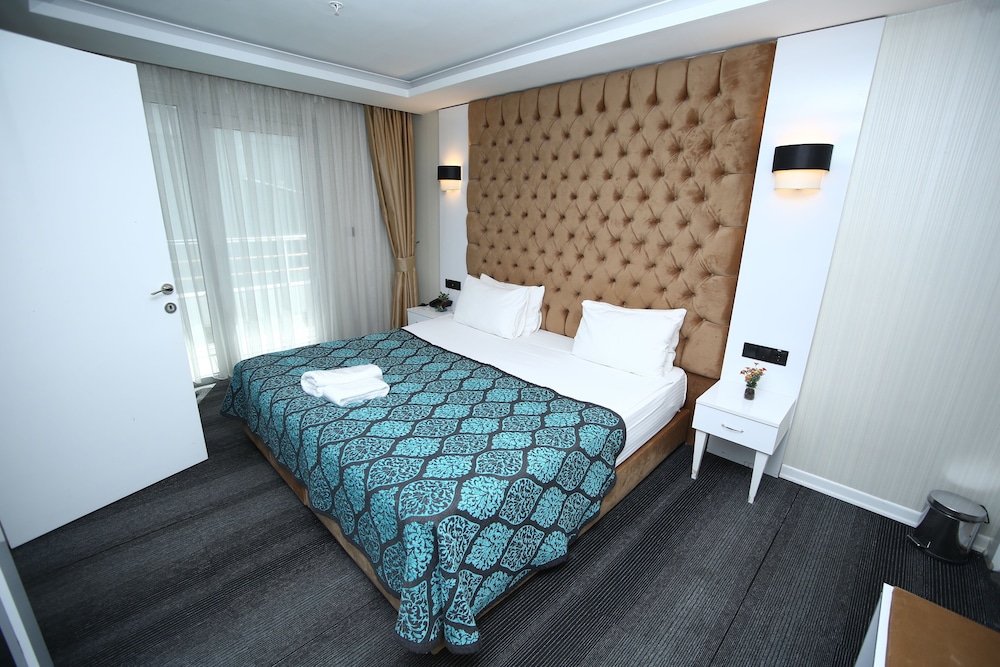 suite, city view