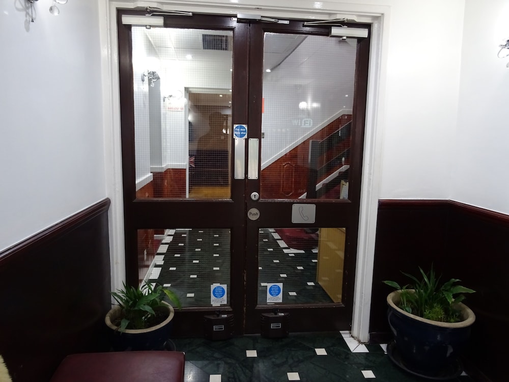 Gatwick Whitehouse Hotel 6/63