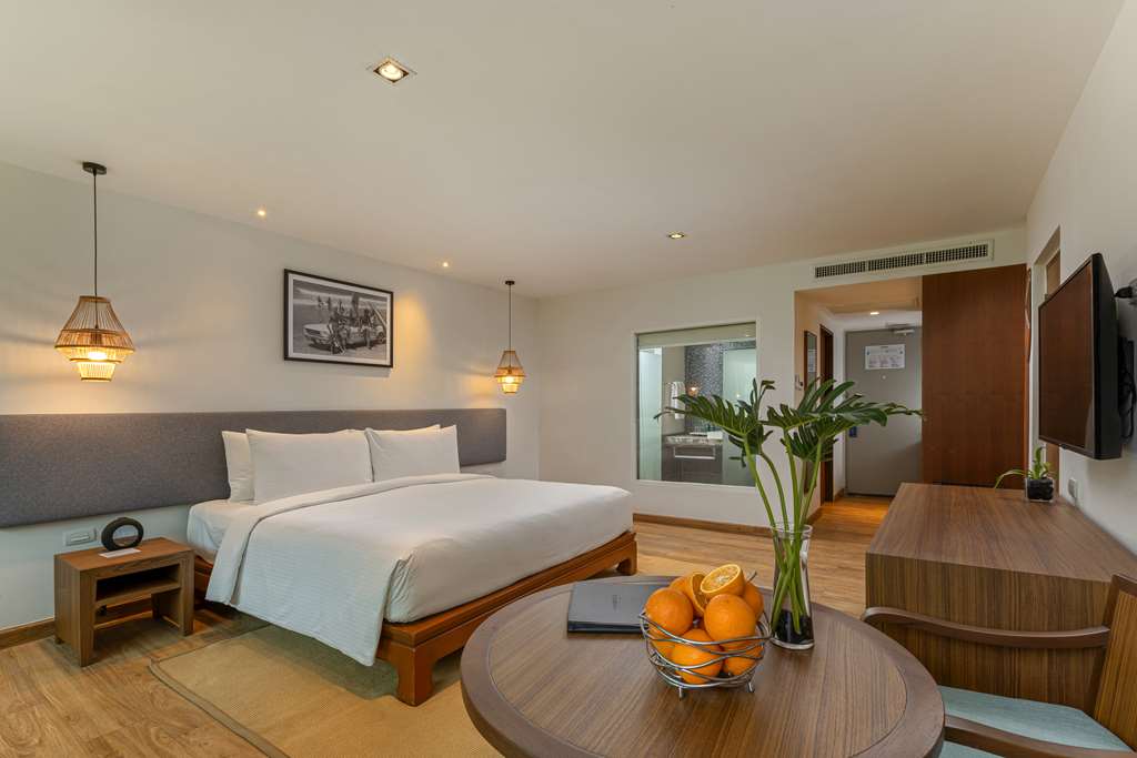غرفة ديلوكس بسرير مزدوج بشرفة، Outrigger Khao Lak Beach Resort 2/4