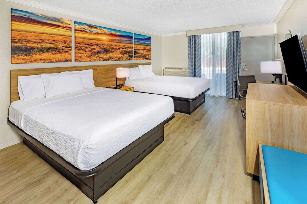 Days Inn by Wyndham Del Rio 14/55
